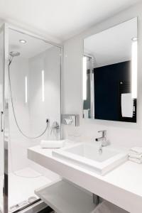 a bathroom with two sinks and a large mirror at Hôtel Le Windsor Biarritz in Biarritz