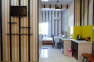 潘切的住宿－Biển Ngọc Hotel，客房设有带桌子和电视的厨房。