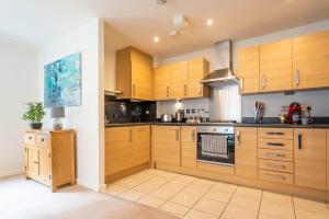The Augustine - Modern two Bed Ground floor apartment with parking