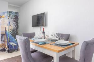 Televízia a/alebo spoločenská miestnosť v ubytovaní Apartamento Corazón Playa