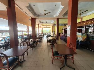 a restaurant with tables and chairs and a cafeteria at Selesa Hillhomes Golf Resort - M6GP in Bentong