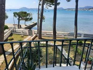 einen Balkon mit Blick auf das Wasser in der Unterkunft Port Pollensa Pins Apartment sea view in Port de Pollença