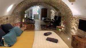 ein Wohnzimmer mit einem Torbogen in einem Haus in der Unterkunft la villageoise, chambre troglodyte pitoresque au cœur du village in Rognes