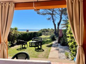 patio con finestra affacciata sull'oceano. di Villa Angela a Costa Rei