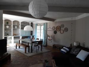 Χώρος καθιστικού στο Villa Tiki