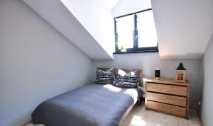 Un pat sau paturi într-o cameră la Apartament nad Kamienną +4 fotografii