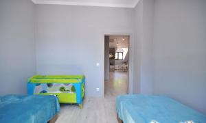 Un pat sau paturi într-o cameră la Apartament nad Kamienną