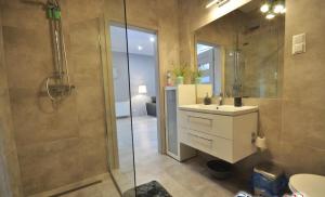 O baie la Apartament nad Kamienną