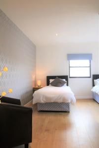 エディンバラにあるCity Centre Rooms-Lauristonのベッドルーム1室(ベッド1台、椅子付)