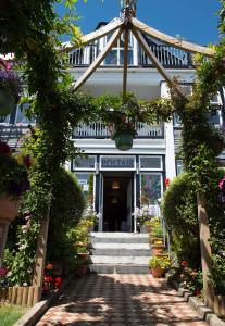 a building with a pathway leading to a flower shop at Poltair Guest House in Falmouth