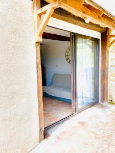 Habitación pequeña con cama dentro. en Gîte de la Vernière, en Payrignac