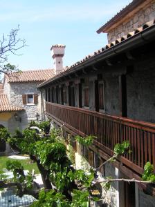 ein Gebäude mit einem Balkon und einem Turm darüber in der Unterkunft Guesthouse Domacija Sajna in Sežana