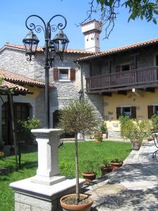 un lampione di fronte a una casa di Guesthouse Domacija Sajna a Sežana