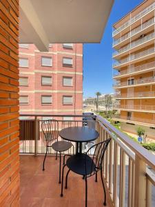 トレビエハにあるTorrevieja apartmentのバルコニー(テーブル、椅子付)