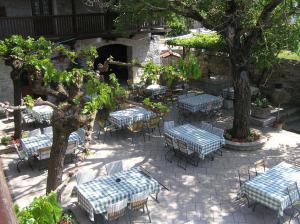 eine Gruppe von Tischen und Stühlen auf einer Terrasse in der Unterkunft Guesthouse Domacija Sajna in Sežana