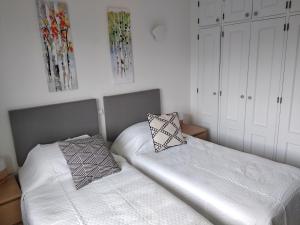Un pat sau paturi într-o cameră la Luz Ocean Club Apartments