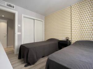 sypialnia z dwoma łóżkami i oknem w obiekcie Torrevieja apartment w mieście Torrevieja