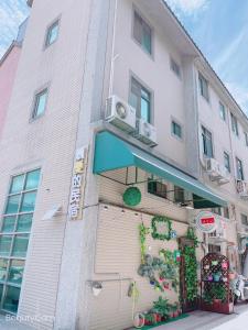 un edificio con un cartel en el costado en 親愛的民宿 en Jinning