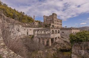 a castle on top of a hill with a bridge at Casa das Margaridas in Vale da Senhora da Póvoa