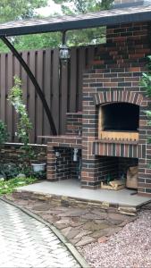 オリギンカにあるFlora&Komfortの庭のレンガ造りの暖炉(パティオ付)