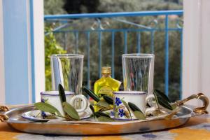uma bandeja com vasos e flores sobre uma mesa em Sotiria em Paramonas