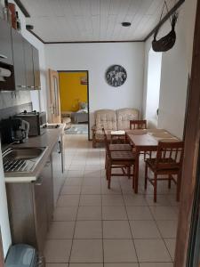 kuchnia i jadalnia ze stołem i krzesłami w obiekcie Apartmán u Junků w mieście Pernink