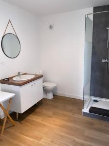 La salle de bains est pourvue de toilettes, d'un lavabo et d'une douche. dans l'établissement Ker'liz, à Pleurtuit