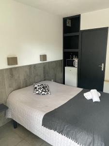 una camera con letto e cuscino bianco e nero di Le Clos la Verdière a Velaux