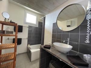 Koupelna v ubytování Hotel L'Orangeraie + 37 fotografií