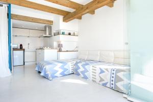 1 dormitorio blanco con 1 cama y cocina en Hauzify I Loft Brisa del Mar, en L'Ametlla de Mar