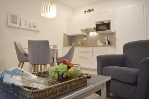 una sala de estar con un bol de fruta en una mesa en Anastasia Apartments & Rooms - Zagreb Centre, en Zagreb