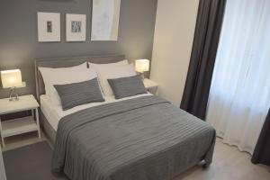 sypialnia z dużym łóżkiem z 2 poduszkami w obiekcie Anastasia Apartments & Rooms - Zagreb Centre w Zagrzebiu