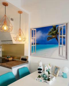 ein Esszimmer mit Blick auf den Strand in der Unterkunft Benal-beach Marina Deluxe in Benalmádena + 37 Fotos