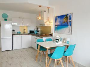 eine Küche und ein Esszimmer mit Tisch und Stühlen in der Unterkunft Benal-beach Marina Deluxe in Benalmádena