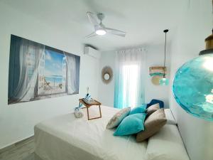 ein Schlafzimmer mit einem Bett mit einer Fischschüssel an der Wand in der Unterkunft Benal-beach Marina Deluxe in Benalmádena