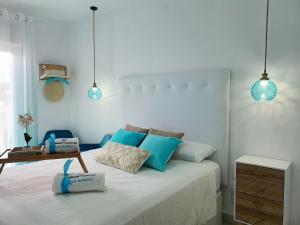 Ein Bett oder Betten in einem Zimmer der Unterkunft Benal-beach Marina Deluxe