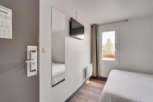 ブロワにあるinitial by balladins Bloisの白い部屋(ベッド1台、窓付)