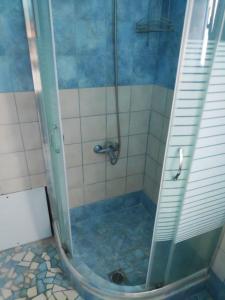 eine Dusche mit Glastür im Bad in der Unterkunft Villa Aigli in Anafi