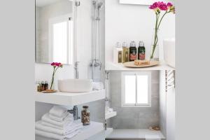 ein weißes Badezimmer mit einem Waschbecken und einem Spiegel in der Unterkunft Las Flores de Marta (Milla de Oro - Marbella) in Marbella