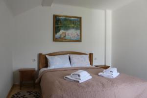Postel nebo postele na pokoji v ubytování Kolochava Hotel & Restaurant + 37 fotografií