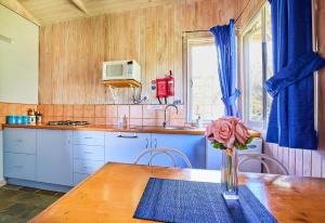 
A kitchen or kitchenette at Rose Cottage
