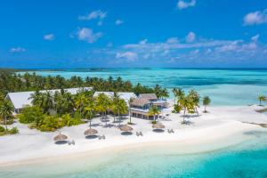 eine Luftansicht eines Resorts am Strand in der Unterkunft Rahaa Resort Maldives in Laamu Atoll