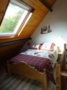 Tempat tidur dalam kamar di La Grange du Verger