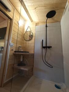 Et badeværelse på Gîte Les chalets du Fliers Location de vacances à la Mer - en Chalets BERCK SUR MER