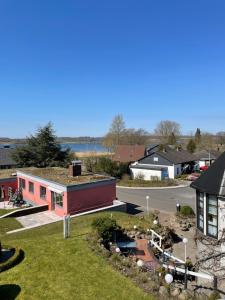 una vista aérea de un edificio con patio en Hotel-Restaurant Nordlicht en Kappeln