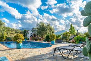 a villa with a swimming pool and cactus at LOS CACTUS in El Gastor