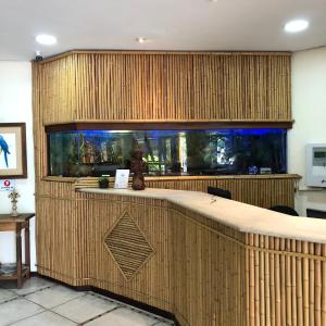 um grande aquário atrás de um bar numa sala em Suite 4101 Ilhaflat em Ilhabela