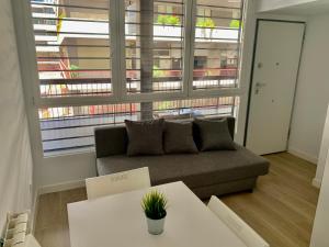 sala de estar con sofá y ventana grande en Moncloa-Arguelles nuevos pisos en Madrid