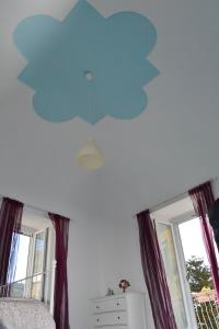 ポンツァにあるMaridea - Marlinの青い天井と窓のあるベッドルーム1室