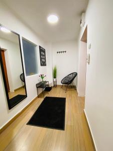 Zimmer mit einem schwarzen Teppich und einem Spiegel in der Unterkunft Casa Maria in Alba Iulia